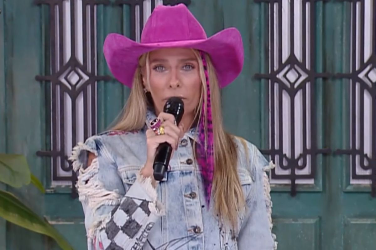 Adriane Galisteu de chapéu rosa