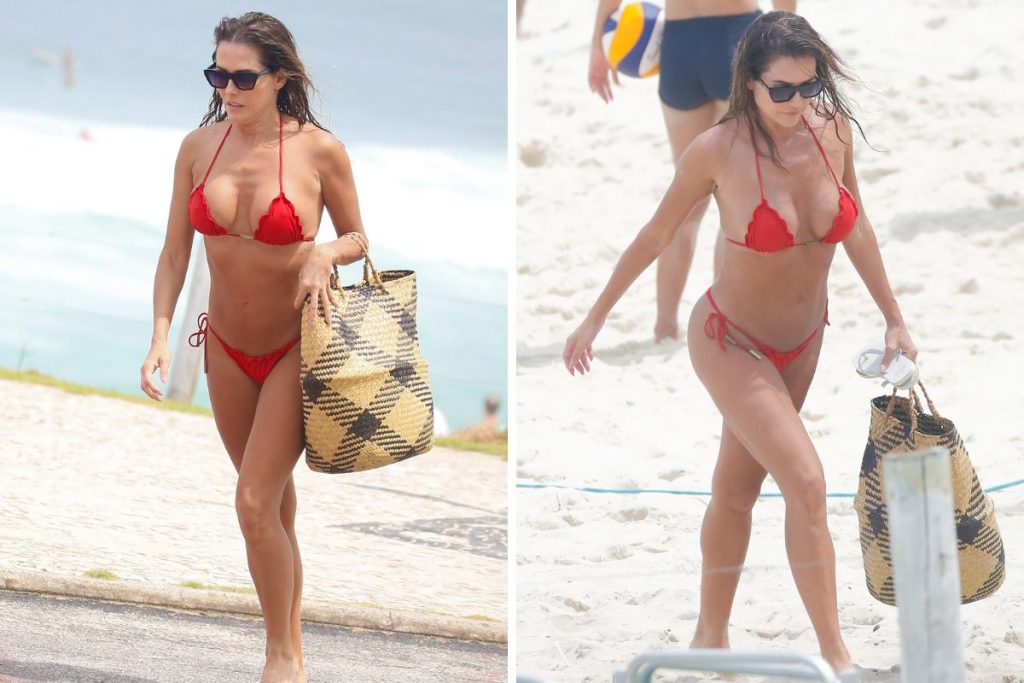 Deborah Secco na praia