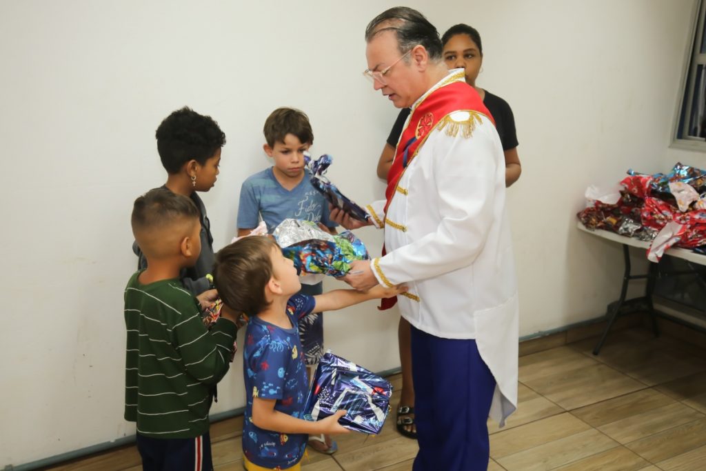 Dicesar vestido de rei, distribuindo presentes