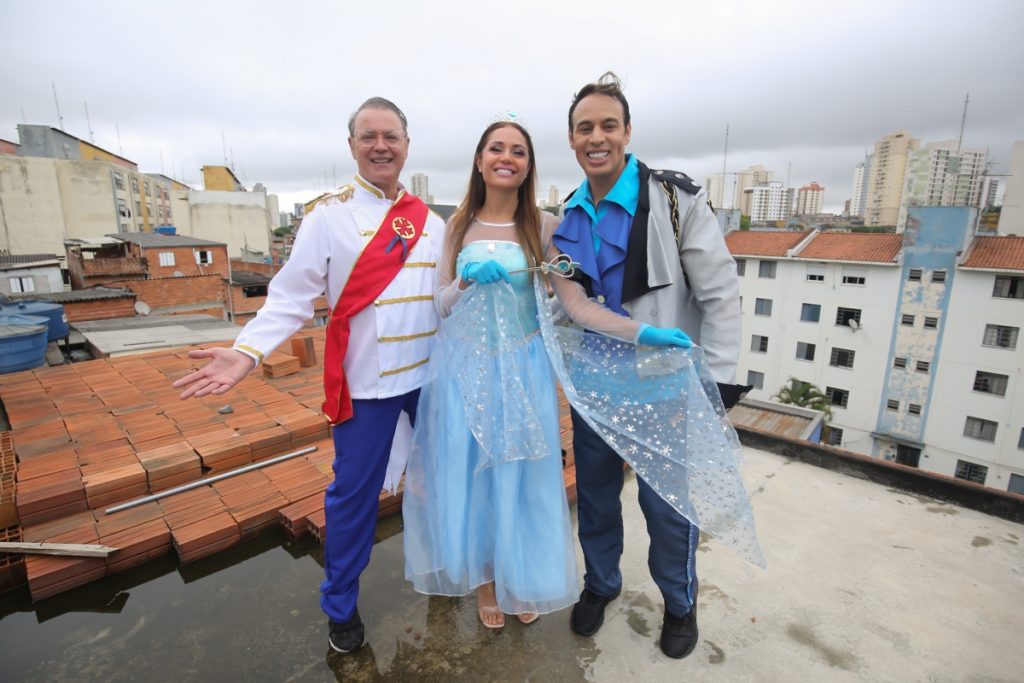 Dicesar vestido de rei, Maria Melilo vestida de Frozen e Tácito Cury de príncipe