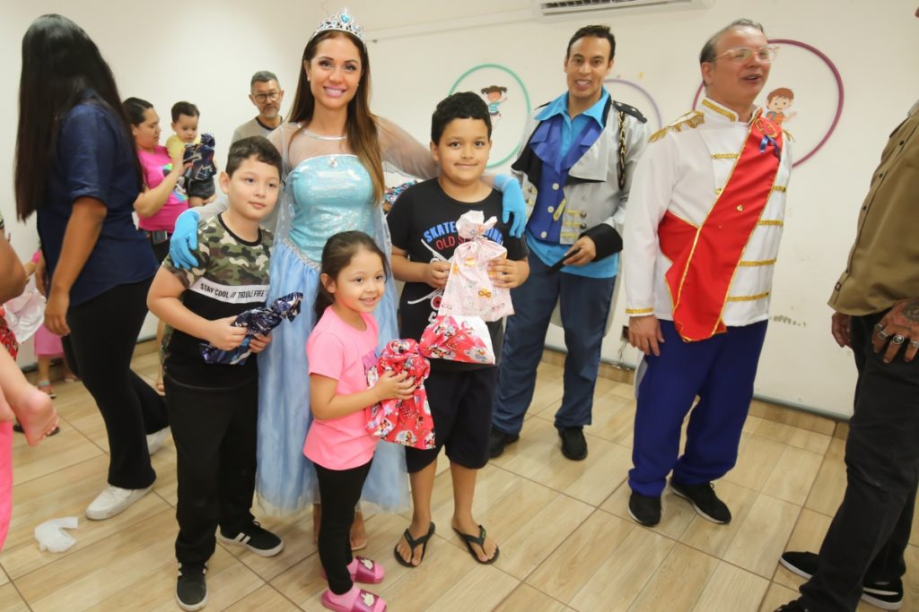Dicesar, Maria Melilo e Tácito Cury com crianças da comunidade Nova Heliópolis