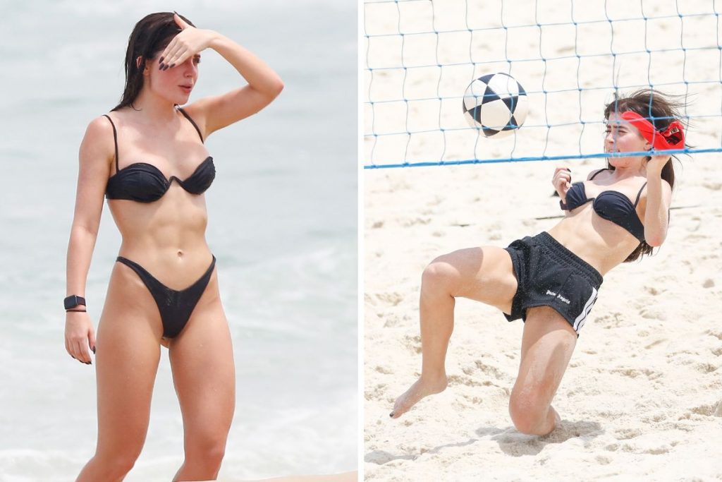 Jade Picon de biquíni e jogando futevôlei