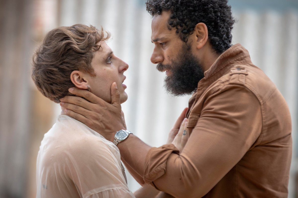 Kelvin (Diego Martins) e Ramiro (Amaury Lorenzo) se olhando em "Terra e Paixão"