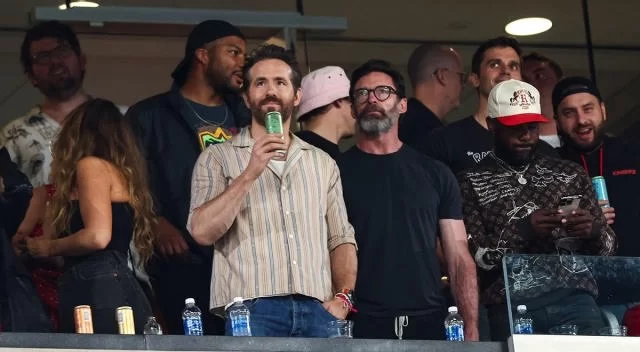 Hugh Jackman acompanha jogo da NFL