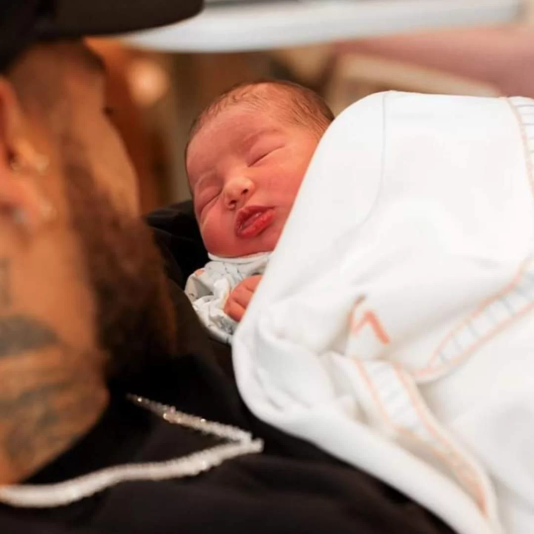 Neymar com sua herdeira na maternidade