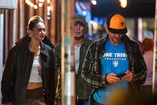Gigi e Bradley deixando o local do restaurante juntos