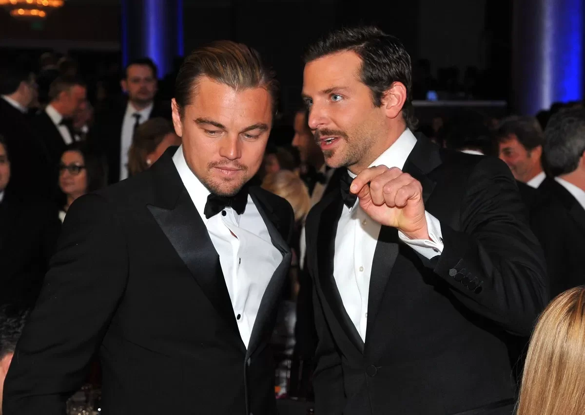 Leonardo DiCaprio e Bradley Cooper na premiação Globo de Ouro, em 2012