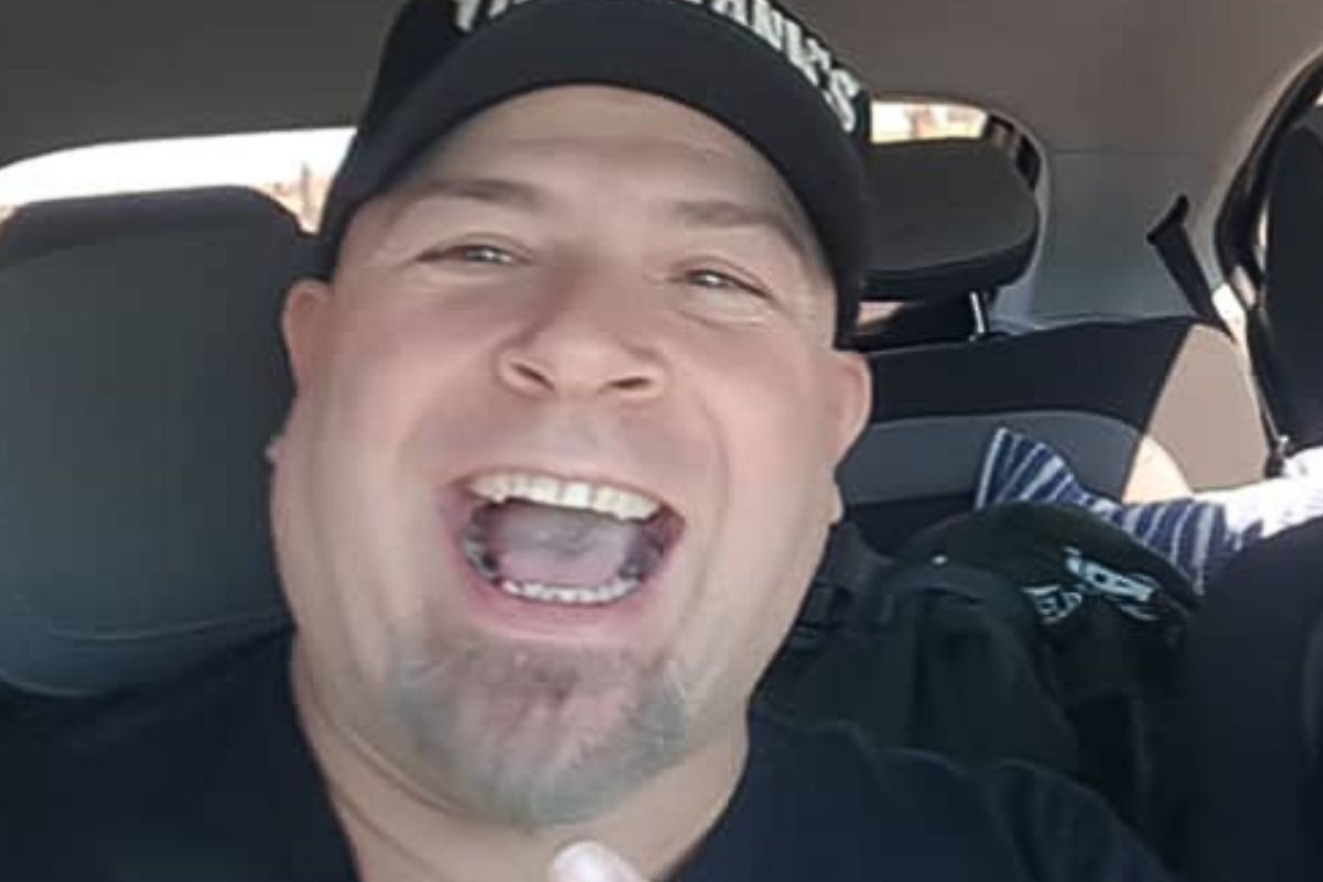 Mingau sorrindo dentro do carro