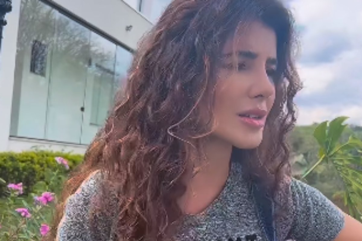 retrato de paula fernandes triste