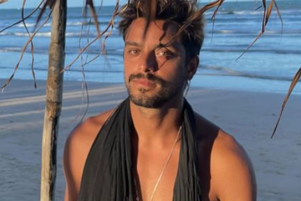 rodrigo-simas-sem-camisa-praia-de-fundo-1024x683-1 Rodrigo Simas, sem camisa, na praia