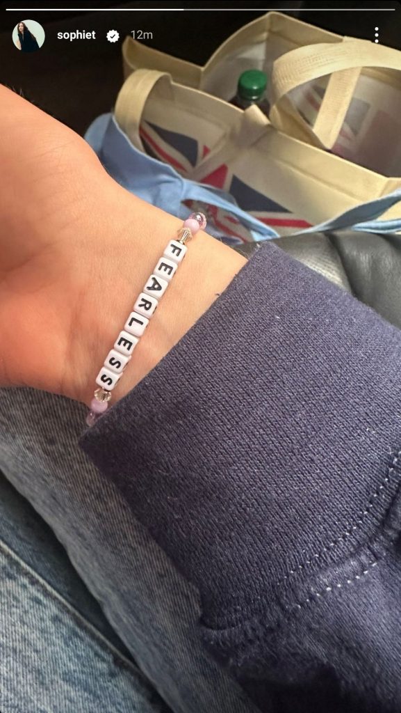 sophie-turner-story-577x1024-1 Pulseira da amizade que Taylor Swift presenteou Sophie Turner