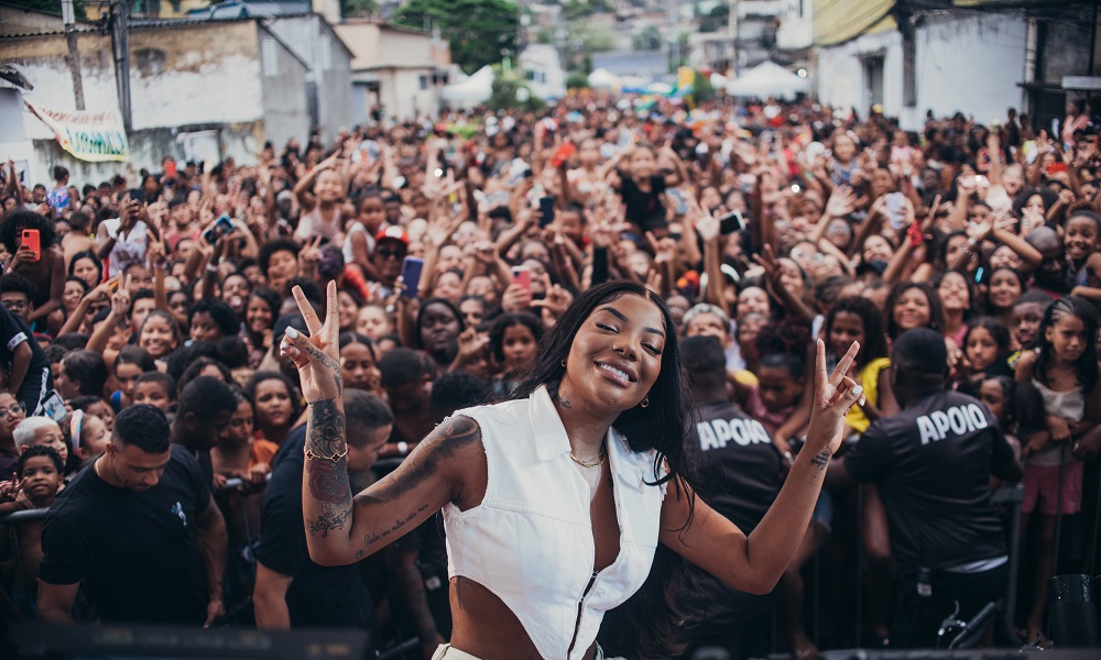 Ludmilla celebra o dia das crianças em Duque de Caxias