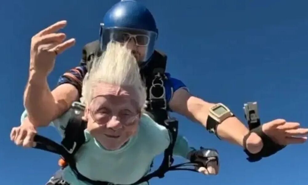 Idosa de 104 anos morre, após saltar de paraquedas e bater recorde mundial