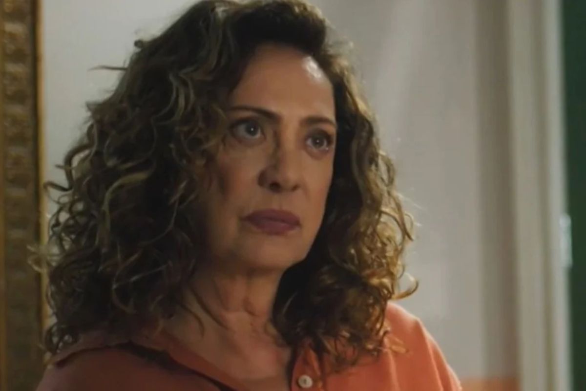 Agatha tem casamento destruído por presente macabro (Reprodução/Globo)