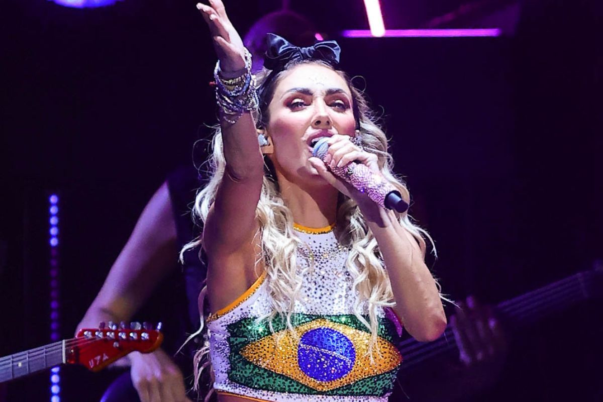 Anahi com camiseta do Brasil em show
