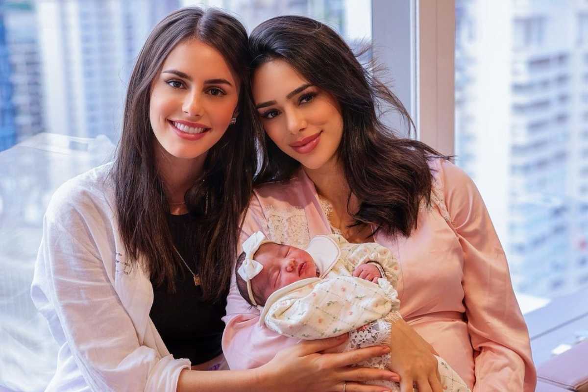 Bianca e Bruna Biancardi posando juntas com Mavie no colo