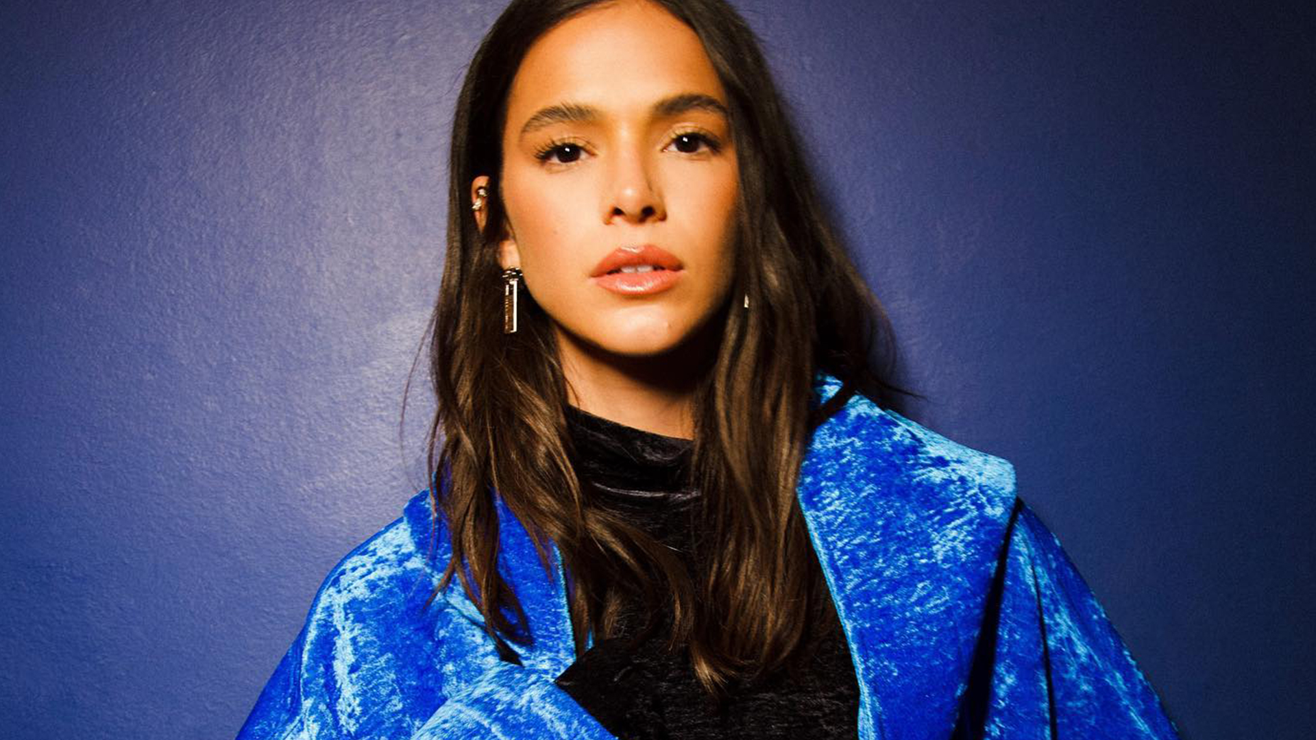 Bruna Marquezine é recebida aos gritos de ‘livramento’ em show de Taylor Swift