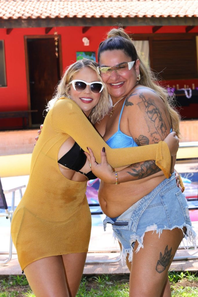 Gabi Lopes e Alexandra Gurgel abraçadas