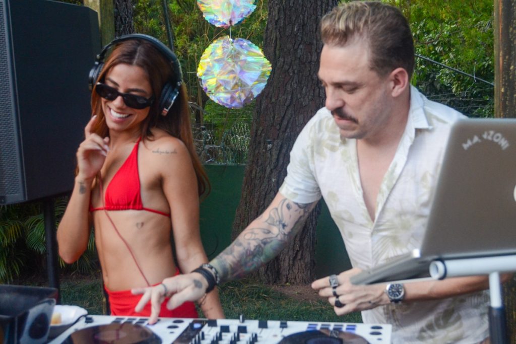 Key Alves de biquíni vermelho e óculos escuros com DJ nas pick-ups