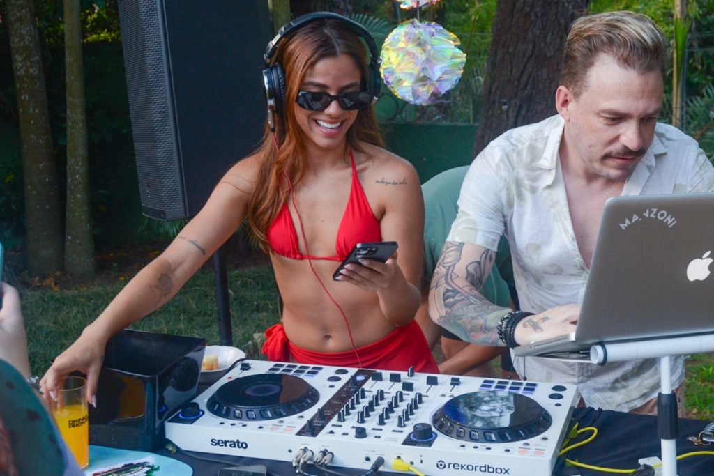 Key Alves de biquíni vermelho e óculos escuros com DJ nas pick-ups