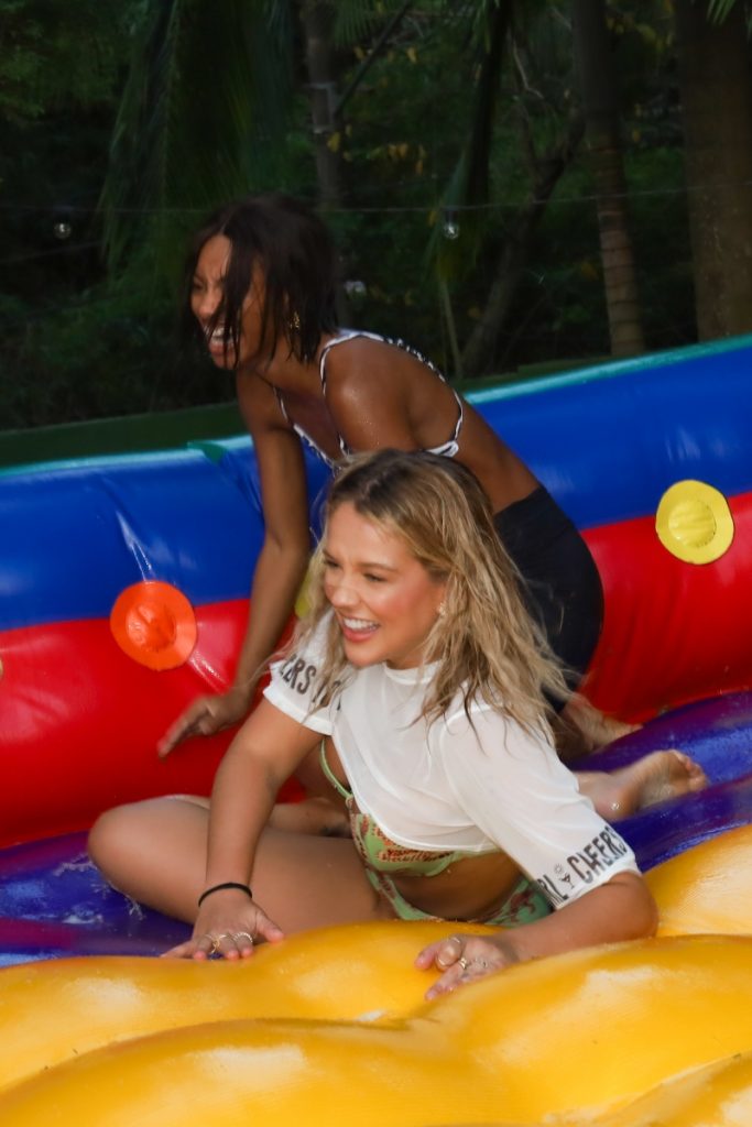 Tina Calamba e Gabi Lopes na piscina de sabão