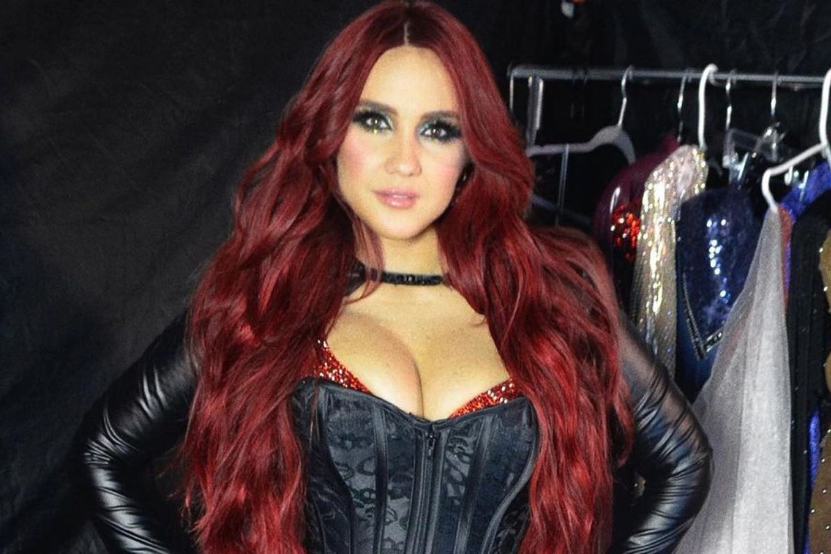 dulce maria posando estilosa em camarim de show do RBS no Brasil