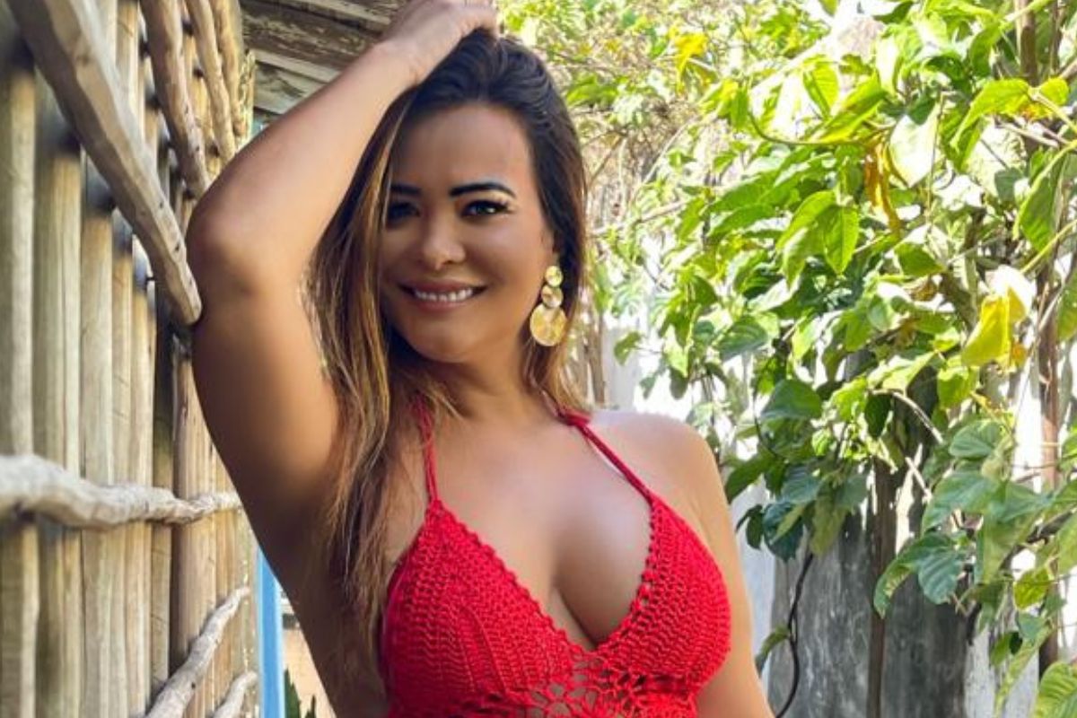 Geisy Arruda sensualiza em fotos, deixando bumbum à mostra