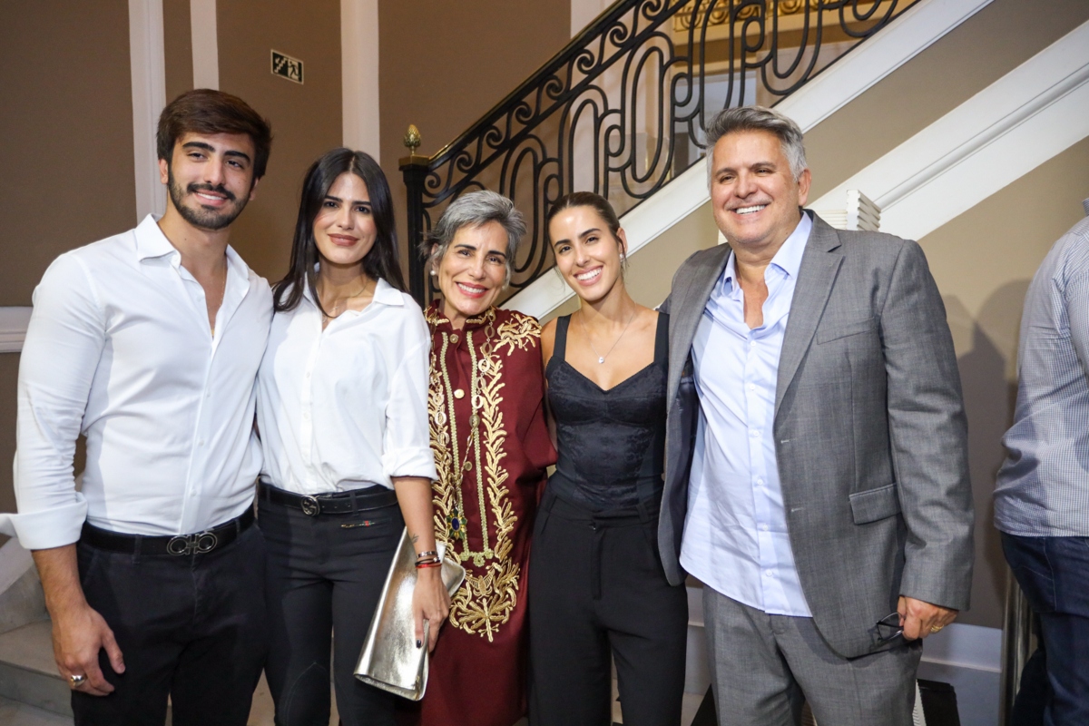 Gloria Pires ladeada pelos filhos e o marido