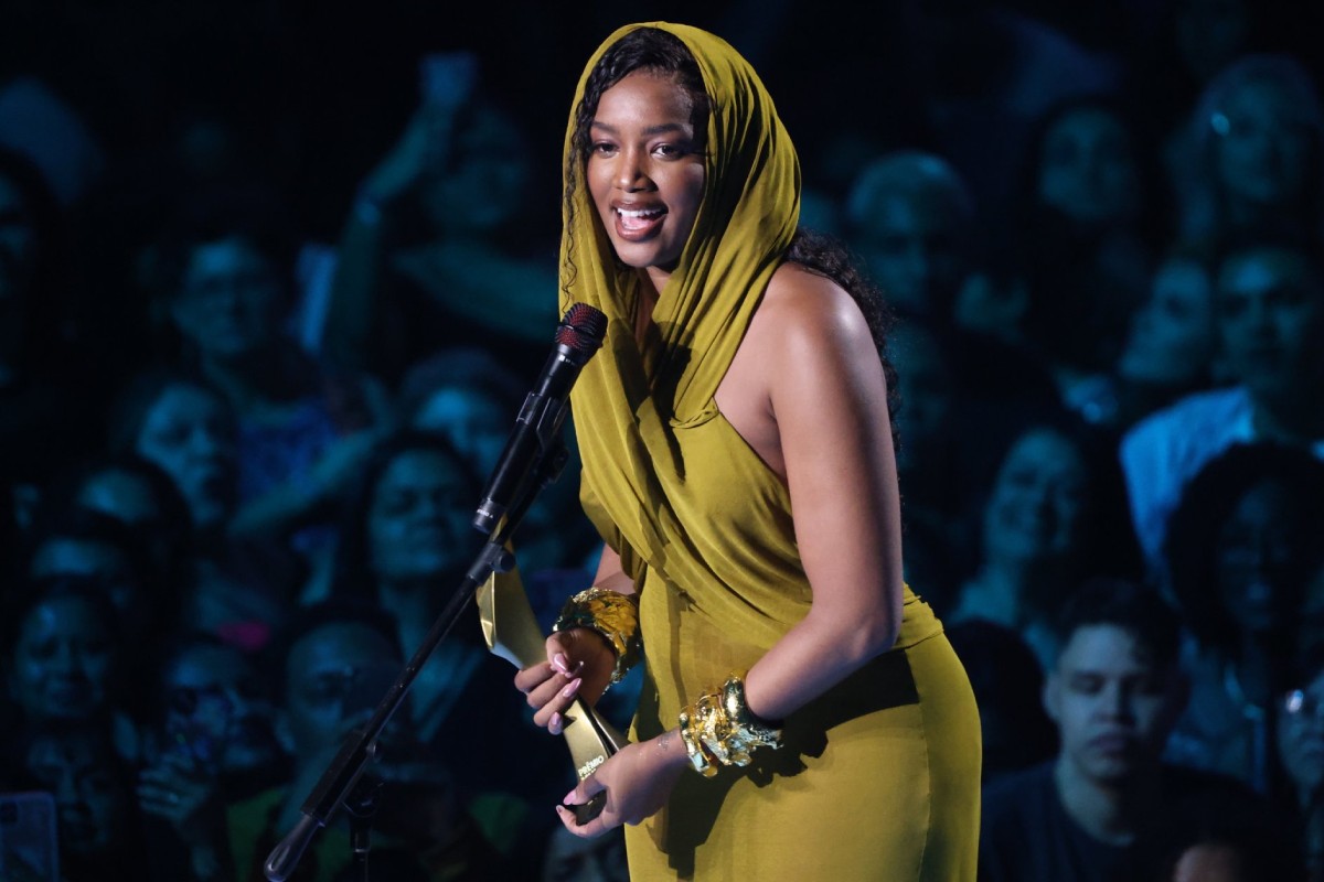 iza com troféu na mão discursando no prêmio multishow