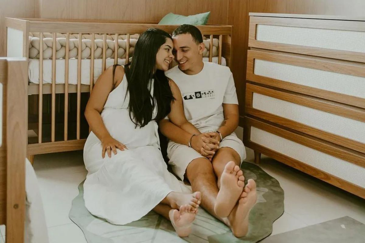 João Gomes e Ary Mirelle no quarto do filho