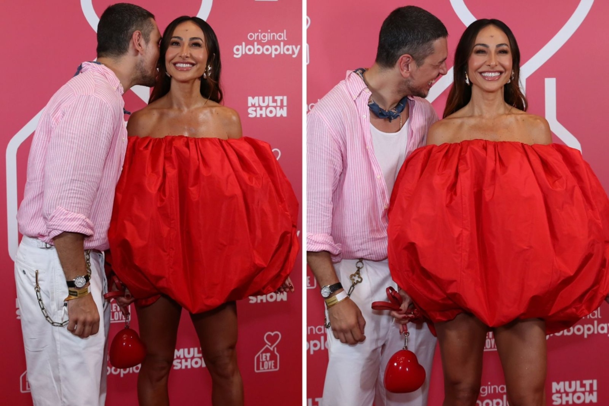 João Vicente de camisa rosa, calça branca, com e Sabrina Sato de vestido vermelho tomara que caia, em forma de coração