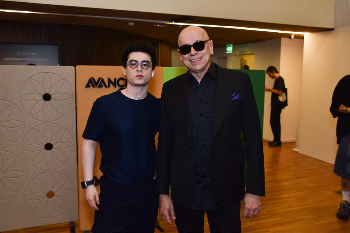 Leandro Karnal e Vitor Fadul conferindo desfile da Depedro na SPFW