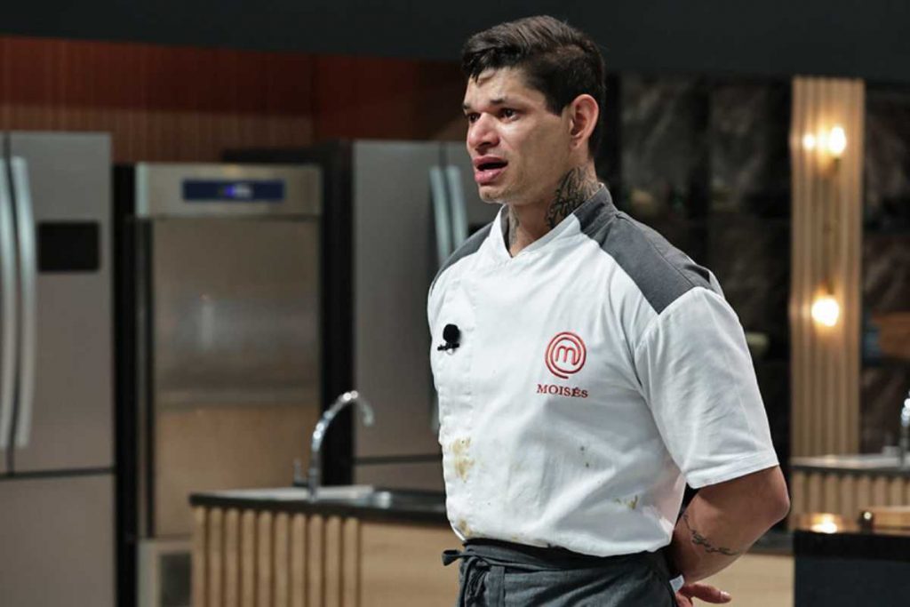 Moisés chorando após ser desclassificado do MasterChef Profissionais