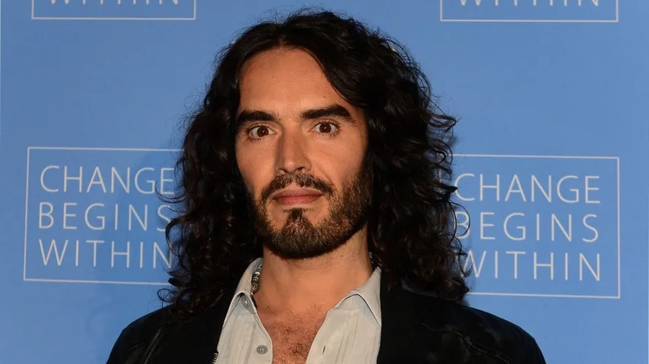 Atriz revela ter sido abusada por Russell Brand durante filmagens de “Arthur” Lorena Bueri