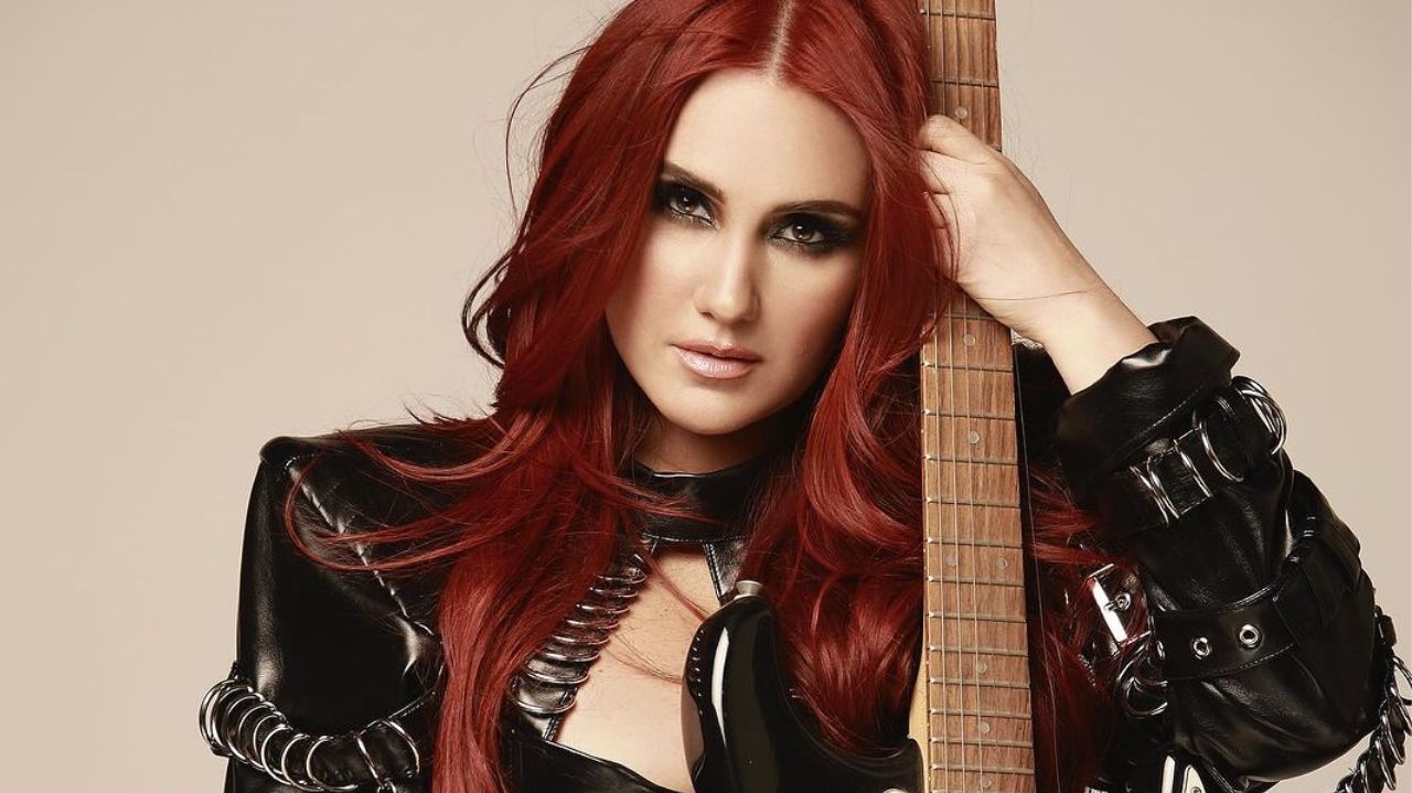 Dulce Maria comemora chegada ao Brasil após cinco anos Lorena Bueri