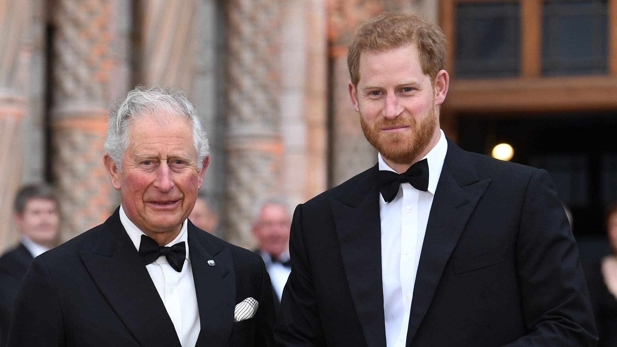 Charles III se refere a Harry como 'aquele idiota' e autor chama o rei de 'mimado' Lorena Bueri