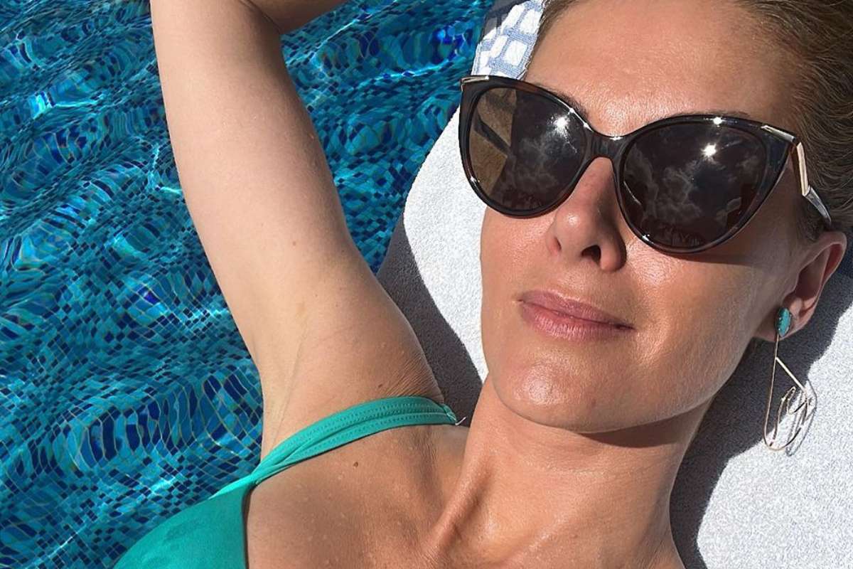 retrato de ana hickmann na piscina