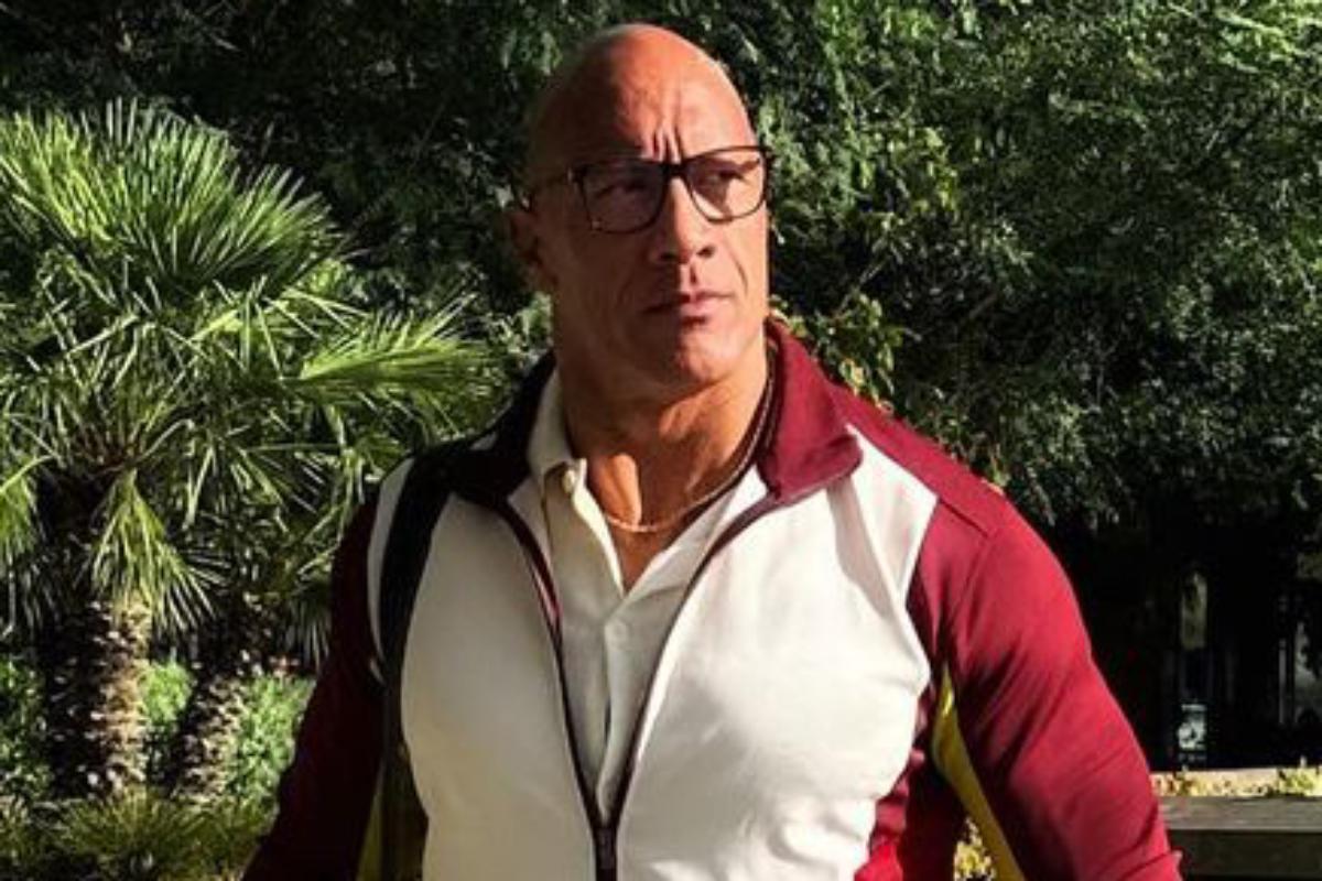 retrato de dwayne johnson de jaqueta e óculos