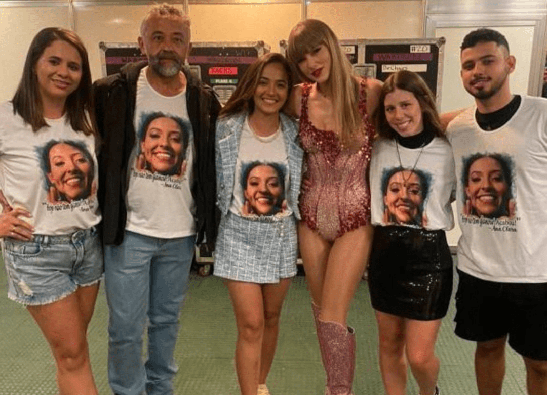 Taylor Swift tira foto com família de Ana Benevides