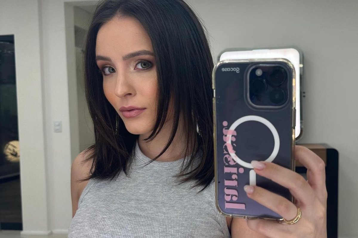 selfie de larissa manoela maquiada