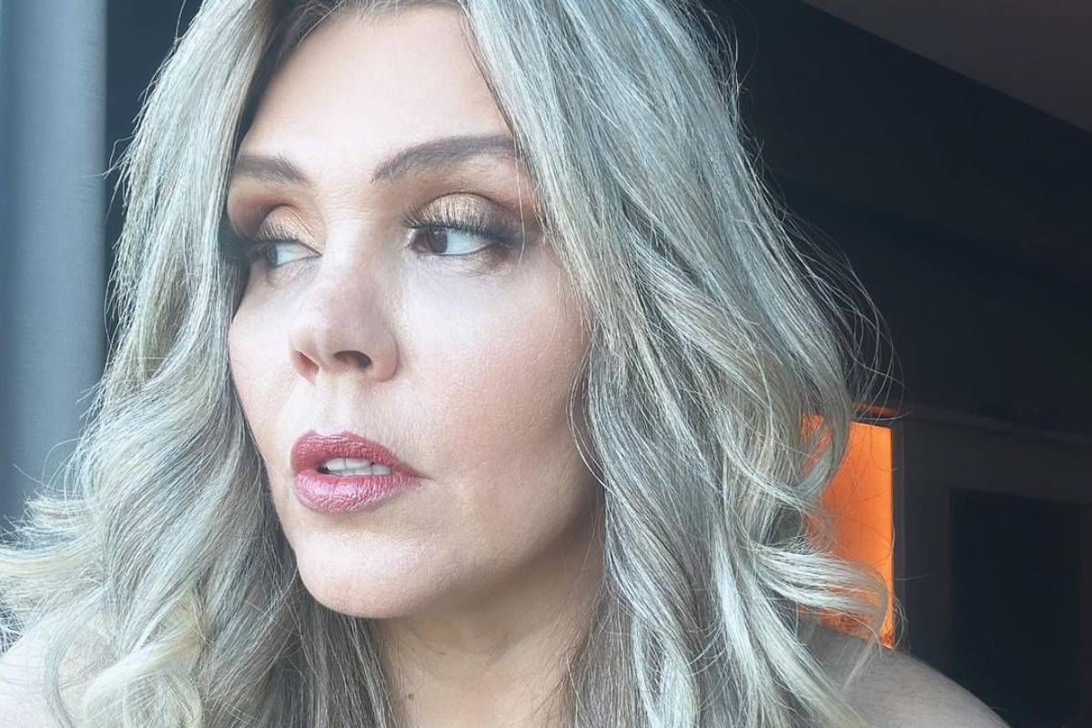 simony olhando séria para o lado