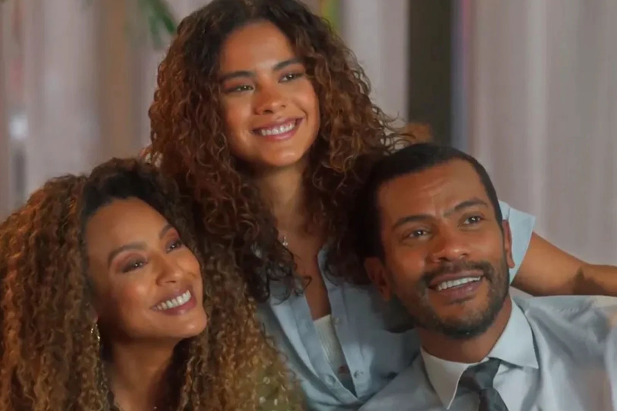 Sol (Sheron Menezzes), Jenifer (Bella Campos) e Ben (Samuel de Assis) em Vai Na Fé