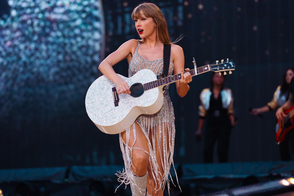 taylor swift tocando violão em show