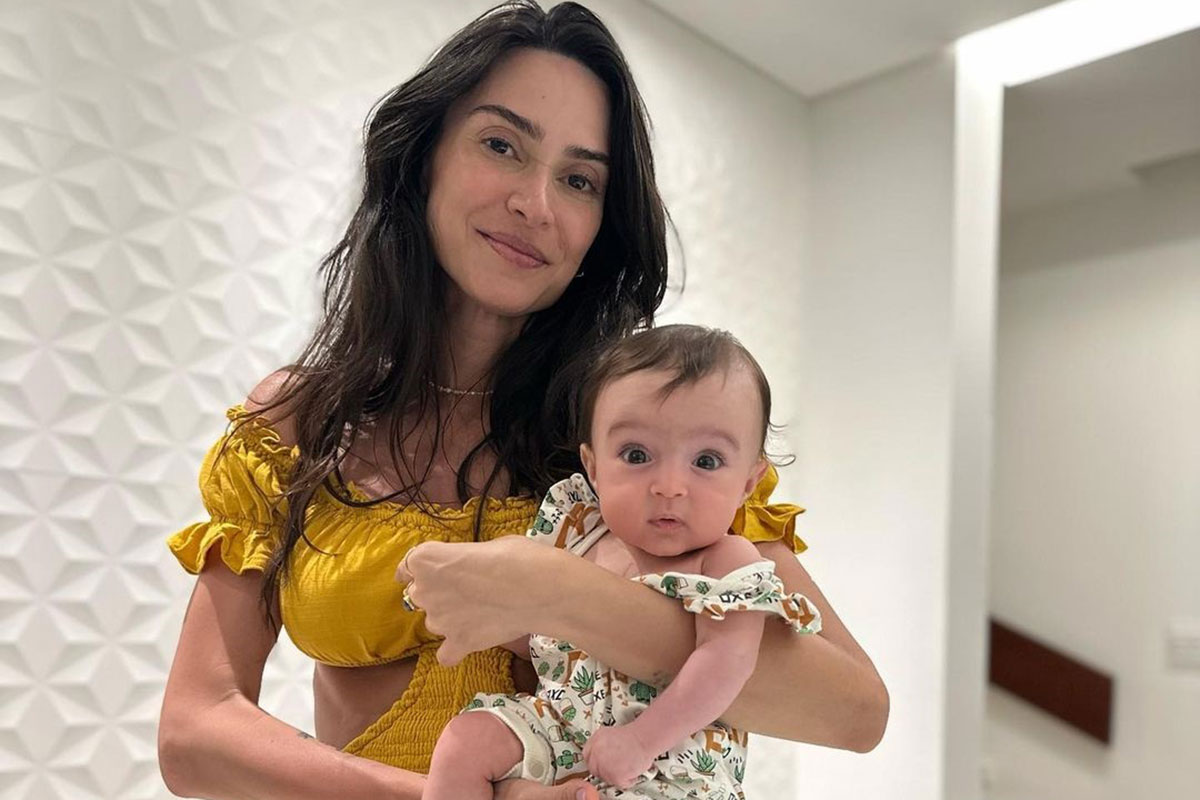 Thaila Ayala com a filha Tereza