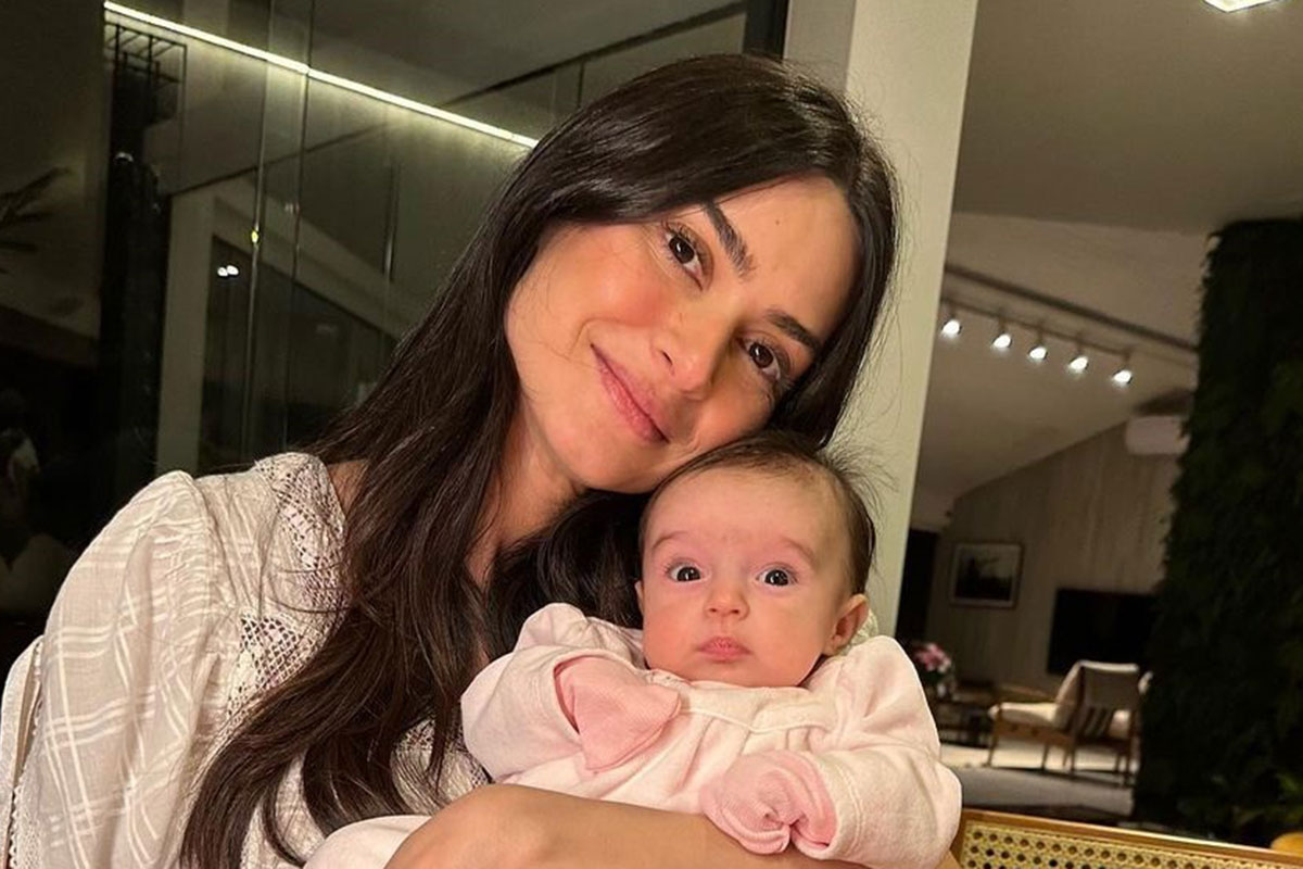 Thaila Ayala com a filha Tereza