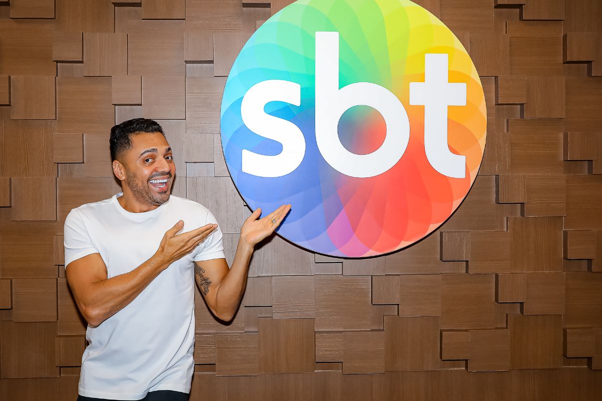 Tirullipa ao lado de logo do SBT