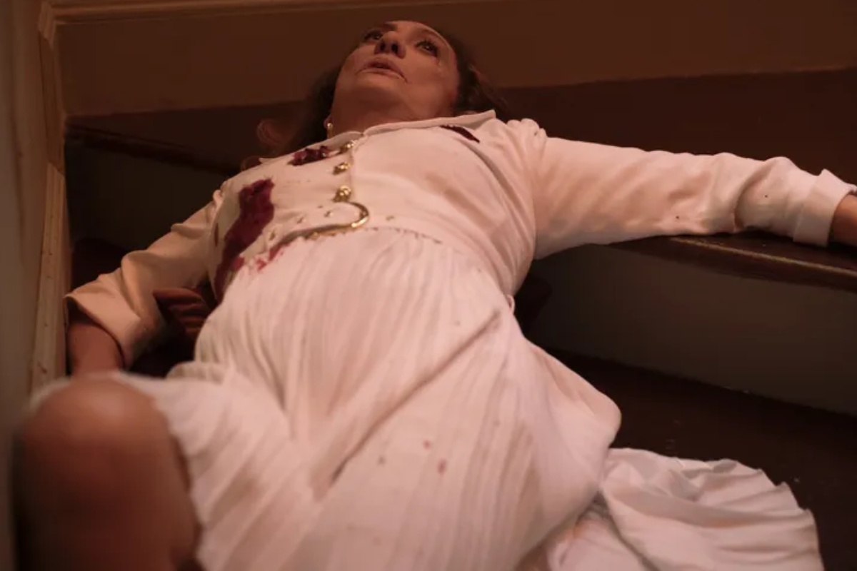 agatha (eliane giardini) morta cm tiros em escada em terra e paixão