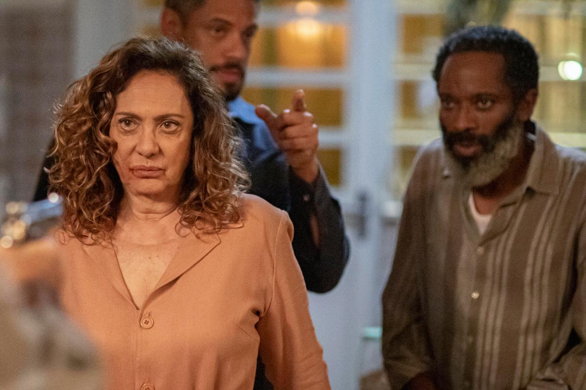 Agatha (Eliane Giardini) e Gentil (Flávio Bauraqui) em Terra e Paixão