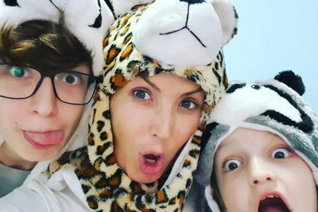 Alessandra Scatena faz careta com os filhos