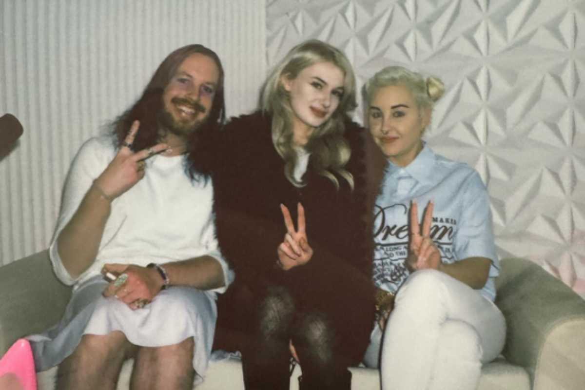 Na foto Amanda está com Paul Sieminski e a tatuadora Dahlia Mohl.